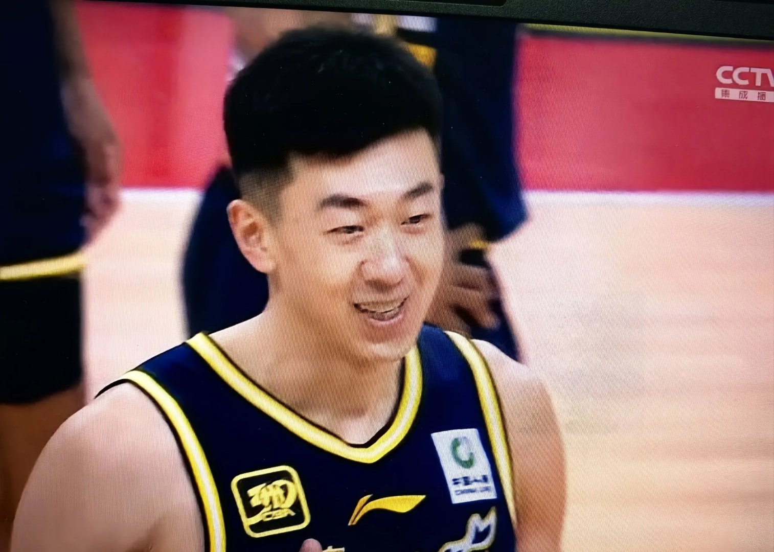  广东宏远发布备战花絮；关键战扳平良机；欧冠任务艰巨；身体对抗强度拉满
