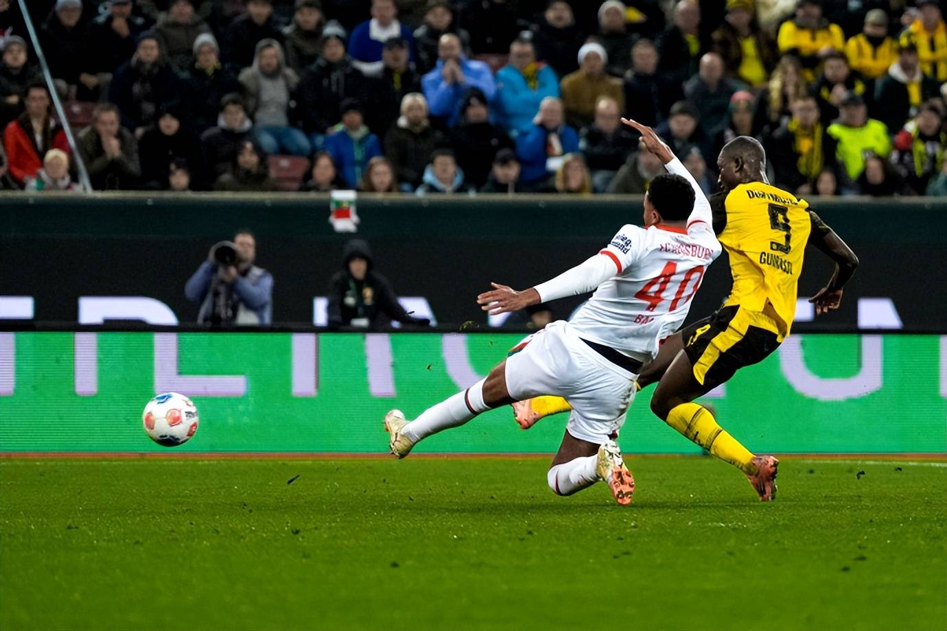 包含CBA常规赛集结日走向成谜；多特蒙德远射贴柱；媒体盛赞；数据趋势出现新变化的词条