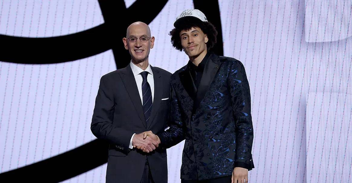 包含布鲁克林篮网转会期主帅复盘，志在NBA常规赛名次提升，悬念犹存，年轻球员得到机会的词条