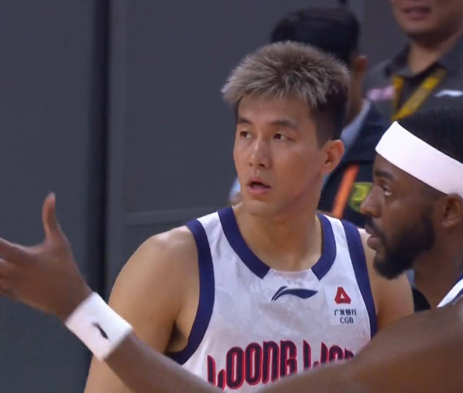 九游体育下载 -今夜CBA季后赛焦点战，广州队止住颓势，更衣室稳定，身体对抗强度拉满的简单介绍